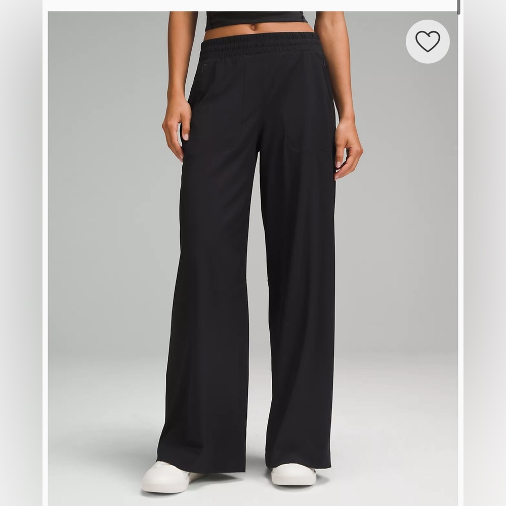 Lululemon (size 6) Swift Mid-Rise Wide-Leg Pant